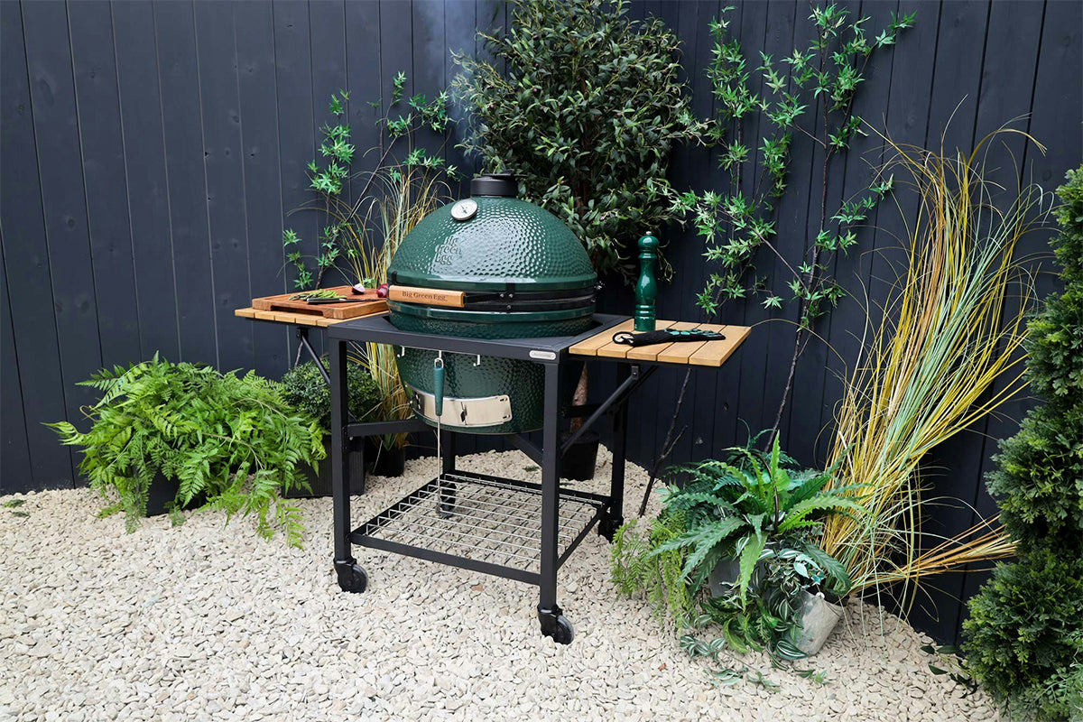 Big Green Egg setup with a modular nest system featuring Acacia shelves and tool hooks, blending style and functionality.